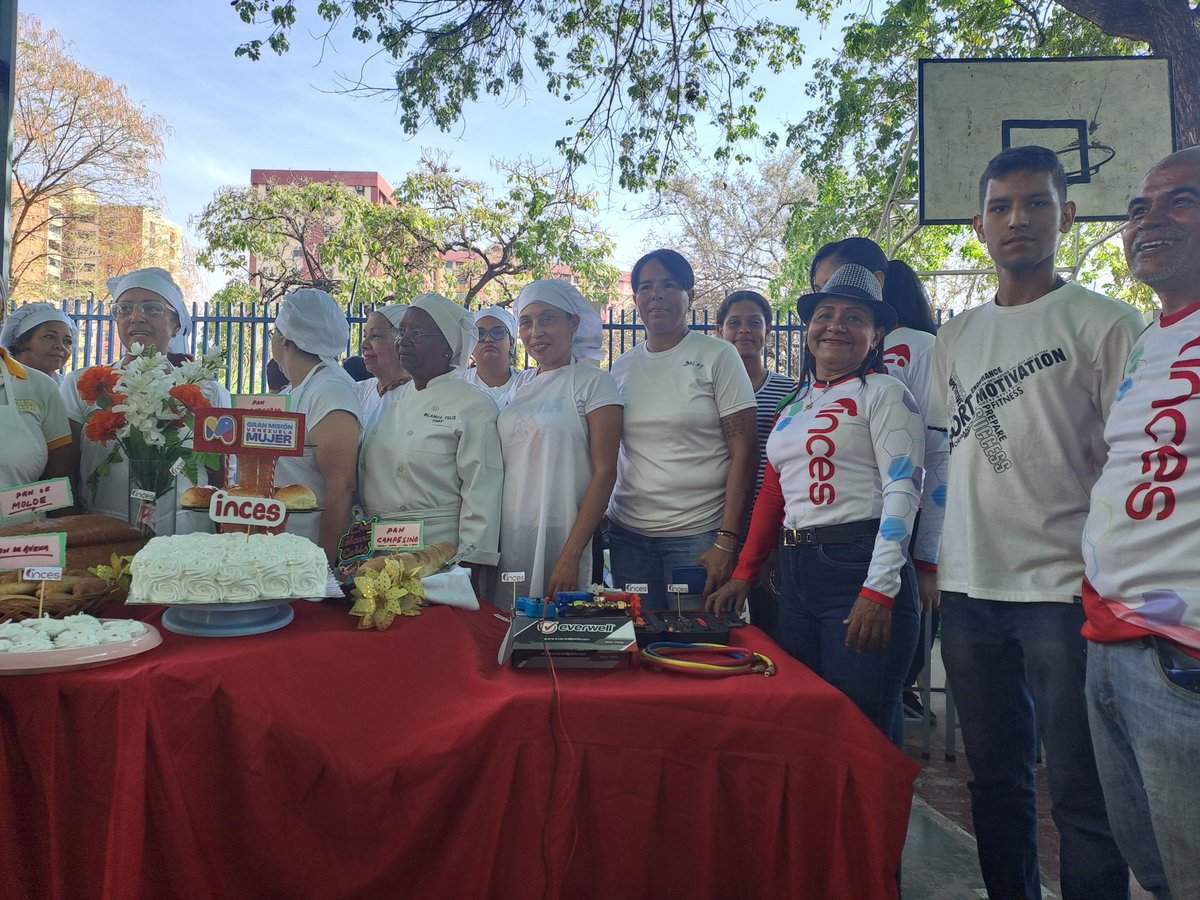 La Ministra <a href="/_LaAvanzadora/">Yelitze Santaella</a> junto a la Gob. <a href="/Soykarinacarpio/">Karina Carpio</a> y la Autoridad Única de Educación <a href="/LeiraSuarezPsuv/">LeyraSuarezPsuv</a> juramentaron las Brigadas Educativas de Empoderamiento Territorial de la Gran Misión Venezuela Mujer. 
#VenezuelaEstáSegura 
<a href="/NicolasMaduro/">Nicolás Maduro</a> 
@MPPEDUCACION