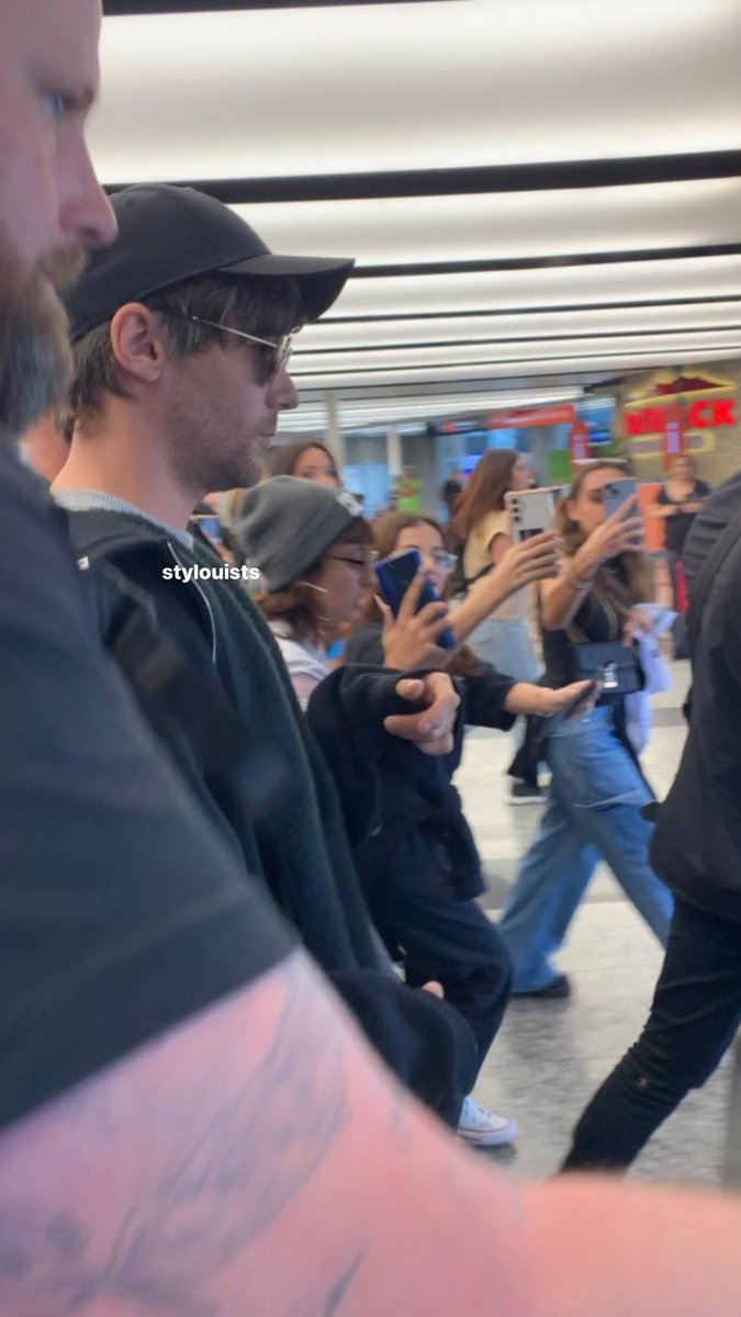 stylouists's tweet photo. no tengo palabras para de describir lo irreal que se siente poder decir que conocí a louis, que lo tuve a centimetros. después de anhelarlo tanto por fin se me dio @Louis_Tomlinson te amo infinitamente, es el día más feliz de mi vida❤️‍🩹 https://t.co/CI1A9t826o