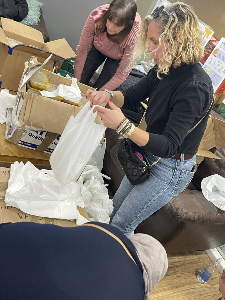 CILuton's tweet image. Massive thank you to the @LutonRising Team helping at the Curry Kitchen.

It was great to have Lindsey, Iffat and Sandra. 

Thank you for your support 

#CurryKitchen