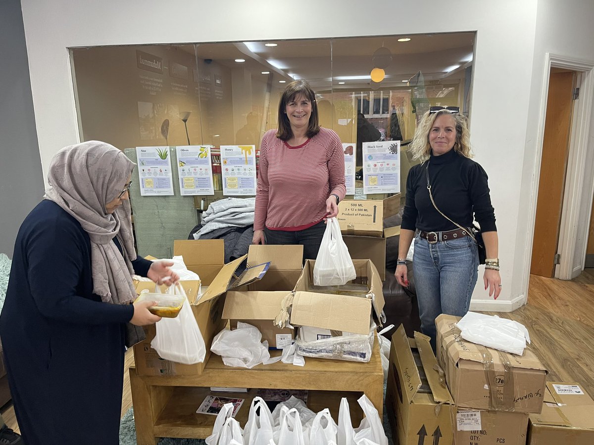 CILuton's tweet image. Massive thank you to the @LutonRising Team helping at the Curry Kitchen.

It was great to have Lindsey, Iffat and Sandra. 

Thank you for your support 

#CurryKitchen