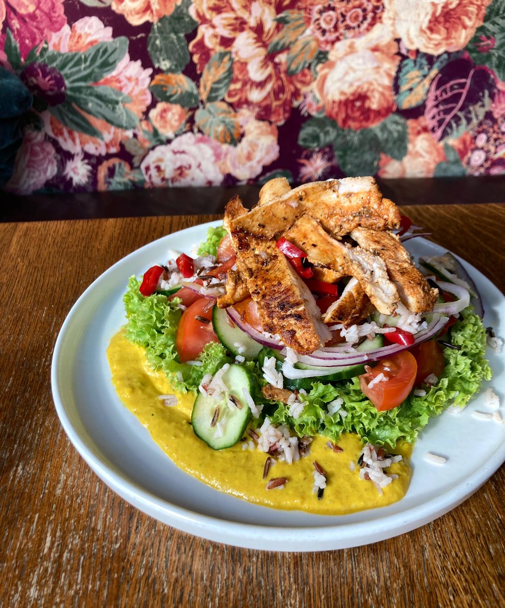 New to the menu! 😍 Garlic & paprika grilled chicken, tomato, red onion, cucumber and wild rice salad with fresh chilli & curried yoghurt 🥗 #pubfood #springmenu #newdish #chicken #salad #tasty #food #winnerwinner #chickendinner