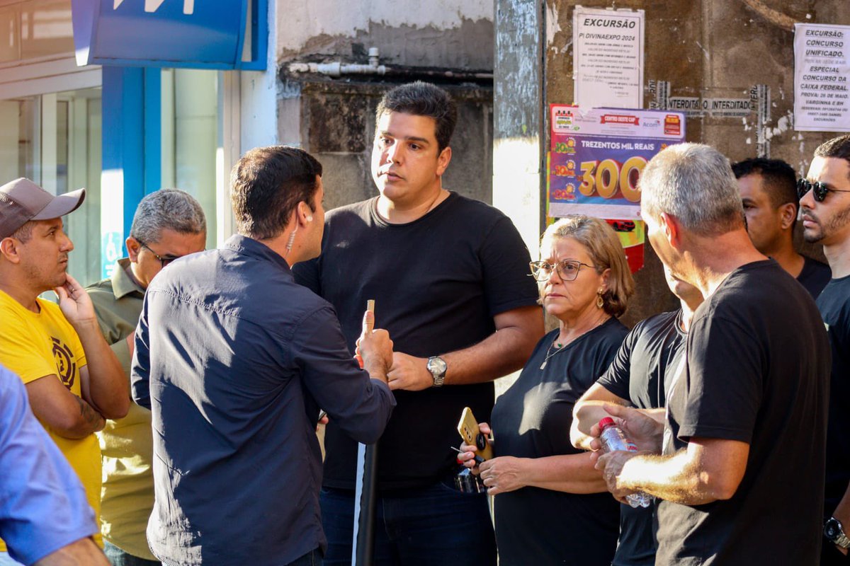 leandrobelizio's tweet photo. Segurança de Zema tentando cercear o direito a manifestação exercido pelos servidores. https://t.co/XpCUQhlsbC