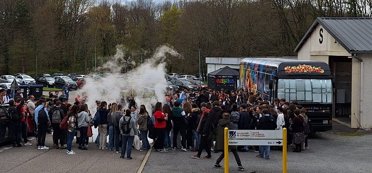 Quelle belle journée dédiée à la Physique à @unilim pour célébrer #anneedelaphysique ! Pas moins de 90 ateliers ont accueilli plus de 800 élèves sur le campus de @UnilimSciences ! @InstitutXLIM @recreasciences @VilleLimoges87 @NvelleAquitaine @DR08_CNRS