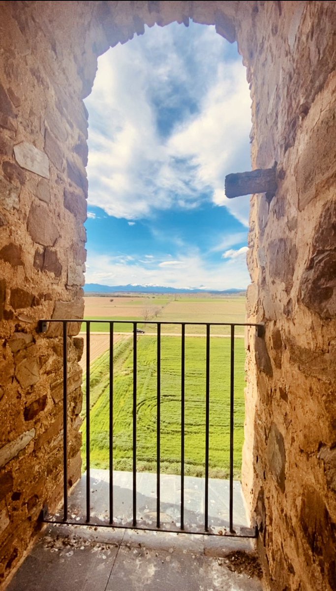 ekadantamed's tweet photo. La Torre de Fresno sigue vigilando la Valduerna:
Hoy hemos dado una vuelta por esta zona. Alzándose entre un llano, puede sorprender que con el paso de los siglos esta torre todavía siga en pie, pero claro está, esta torre es de origen romano! #leon #valduerna #romanos 💚 https://t.co/ltrMMkCtqf