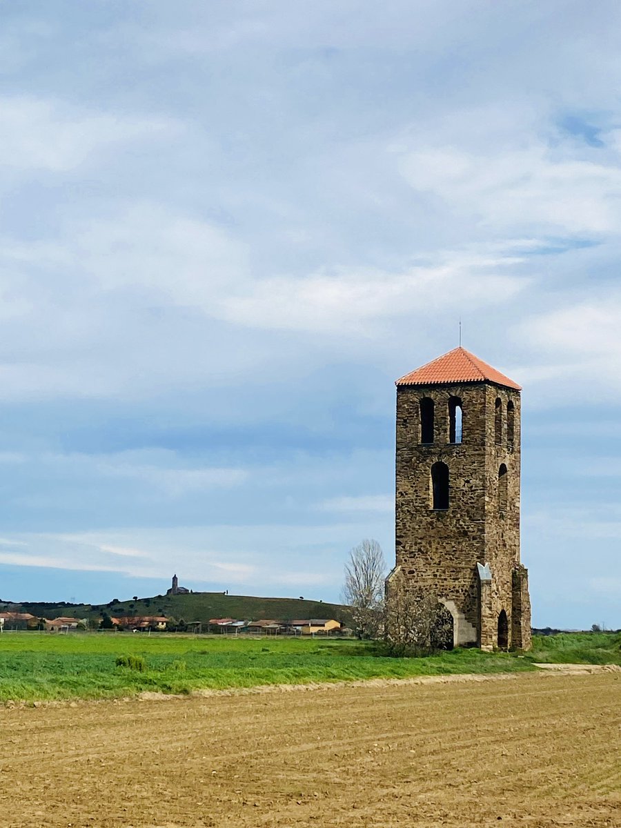ekadantamed's tweet photo. La Torre de Fresno sigue vigilando la Valduerna:
Hoy hemos dado una vuelta por esta zona. Alzándose entre un llano, puede sorprender que con el paso de los siglos esta torre todavía siga en pie, pero claro está, esta torre es de origen romano! #leon #valduerna #romanos 💚 https://t.co/ltrMMkCtqf