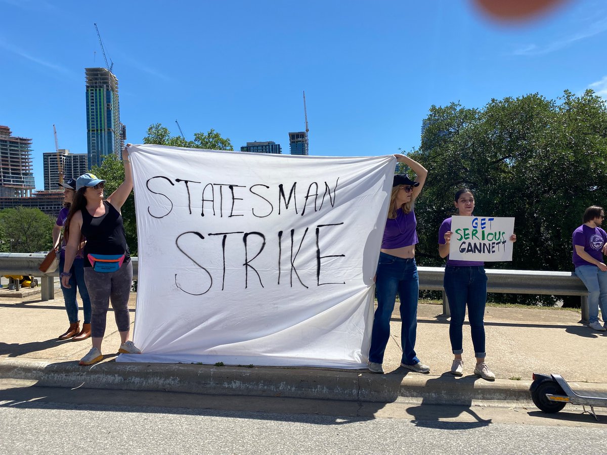 We’re out on the S Congress bridge with the @AustinNewsGuild who are on strike in protest of @Gannett’s unfair labor practices and bad-faith bargaining. Don’t cross the digital picket line, avoid clicking on @statesman article while their workers are on strike ✊