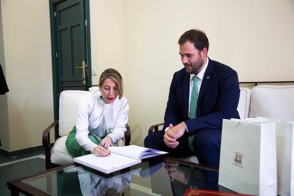 Cienfuegos90's tweet photo. Un honor haber acogido en nuestro pueblo los XXV premios Extrema selección en compañía de nuestra Presidenta @mariaguardiolam . Además, siendo el primer pueblo de las Vegas Bajas que alberga estos galardones.

Muchísimas felicidades a todos los finalistas y los premiados. https://t.co/o06SFEshWh