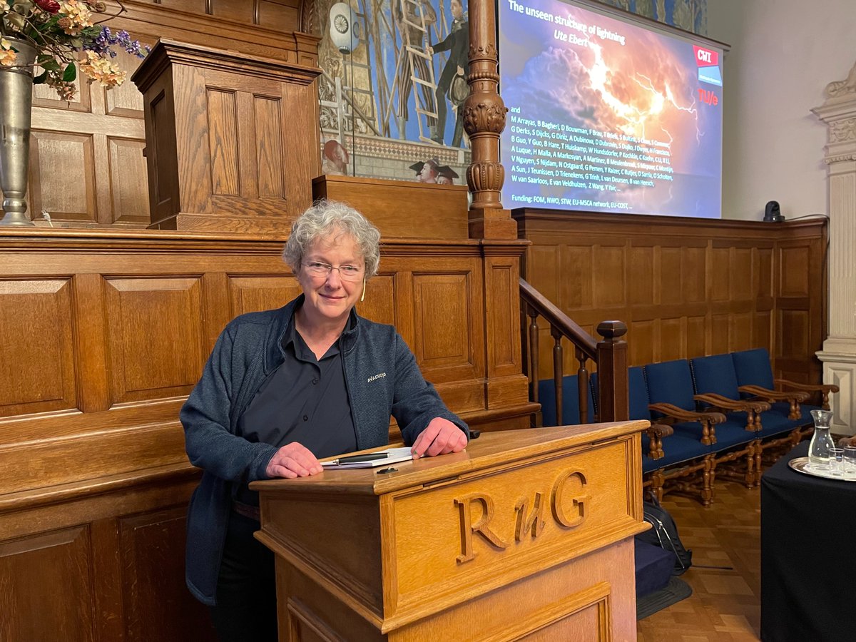 This week, our colleague Ute Ebert (CWI, @TUeindhoven) had the honour to give the annual Johann Bernoulli Lecture on ‘The Unseen Structures of Lightning’. Watch the fascinating story on YouTube: lnkd.in/e5B4uweU @SGGroningen @knggroningen01 Picture: @TechnoBill.
