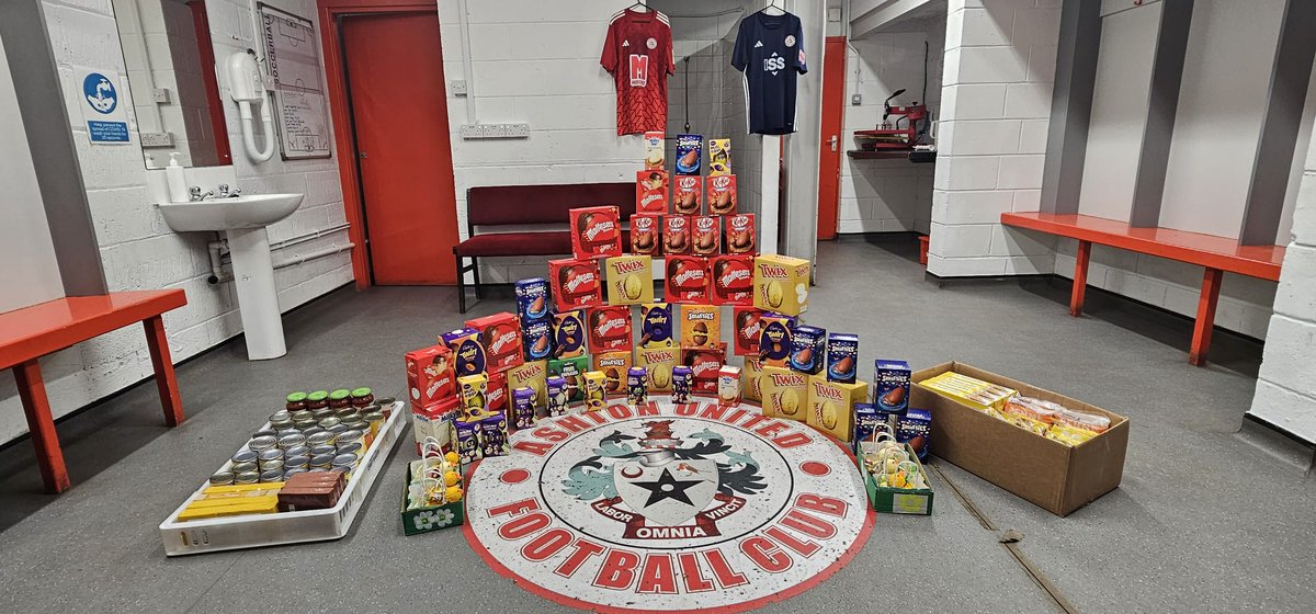 𝙀𝘼𝙎𝙏𝙀𝙍 𝘿𝙊𝙉𝘼𝙏𝙄𝙊𝙉 A big thank you to Rachel and the patrons of the New Inn on Mossley Road who last week donated a large amount of Easter eggs to the @AUITC food panty. #aufc #robinsrevolution