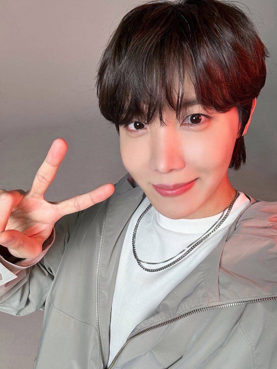 PrimeVideoBR's tweet photo. armysssss, cheguei com fotos do nosso #JHOPE pra perguntar: OQ VCS TÃO ACHANDO DOS EPS DE #HOPE_ON_THE_STREET? 💜 🐿️ https://t.co/mXEsUjhSK4