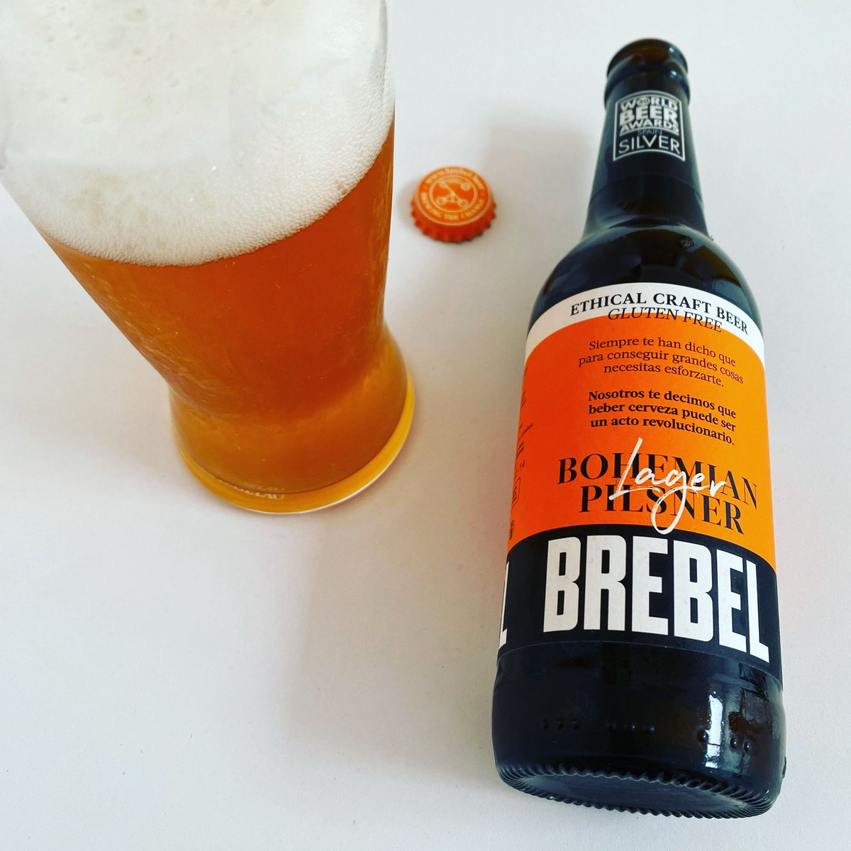La Cerveza del Viernes: 
Bohemian Pilsner by @BrebelBeer
Sabor rico y refrescante sin renunciar a un sabor maltosa con su toque de amargor clásico. 
Una lager artesana de trago, Gluten Free y Vegana con todo el sabor
Medalla de plata en el World Beer Awards 2020