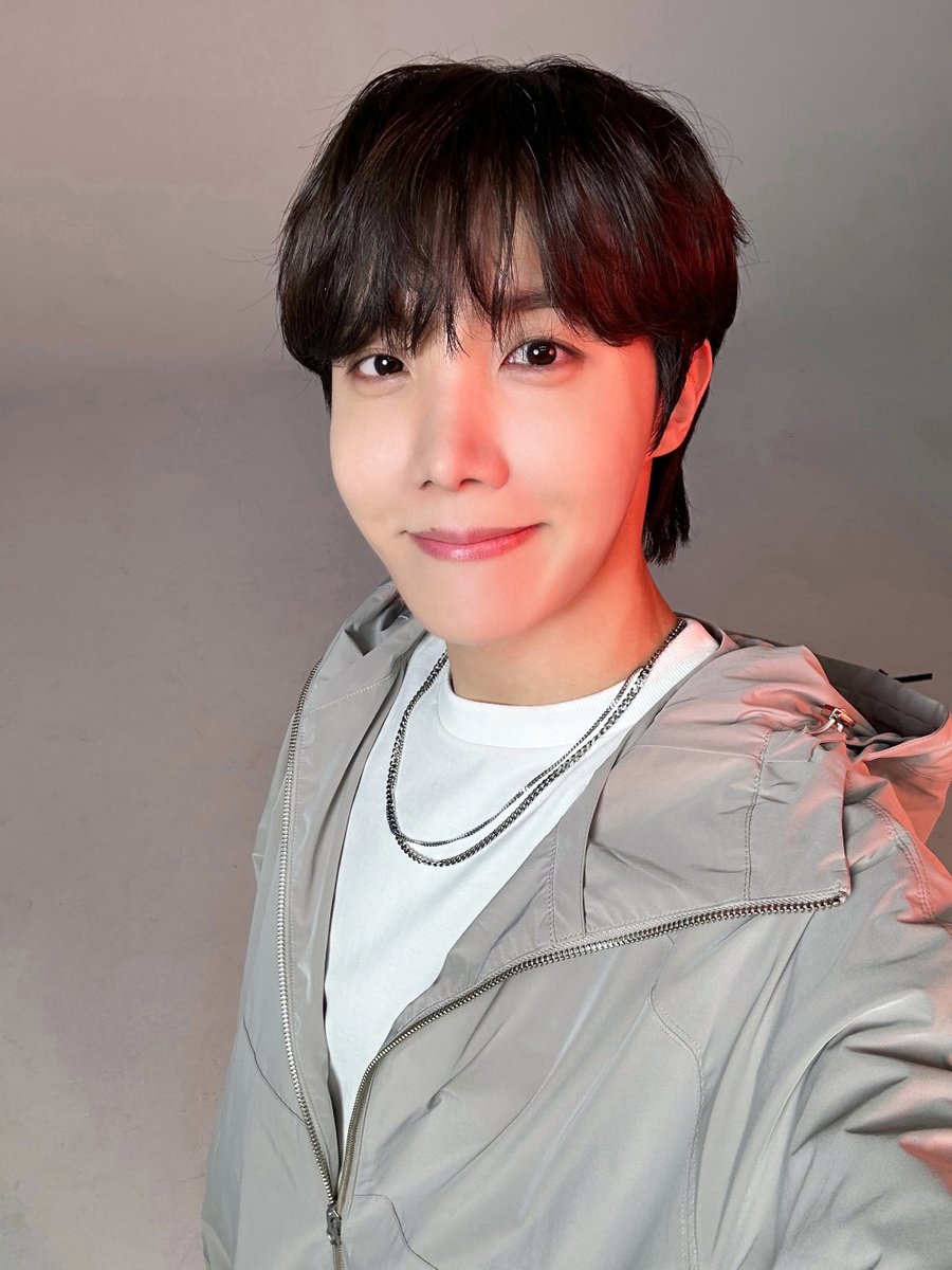 armysssss, cheguei com fotos do nosso #JHOPE pra perguntar: OQ VCS TÃO ACHANDO DOS EPS DE #HOPE_ON_THE_STREET? 💜 🐿️