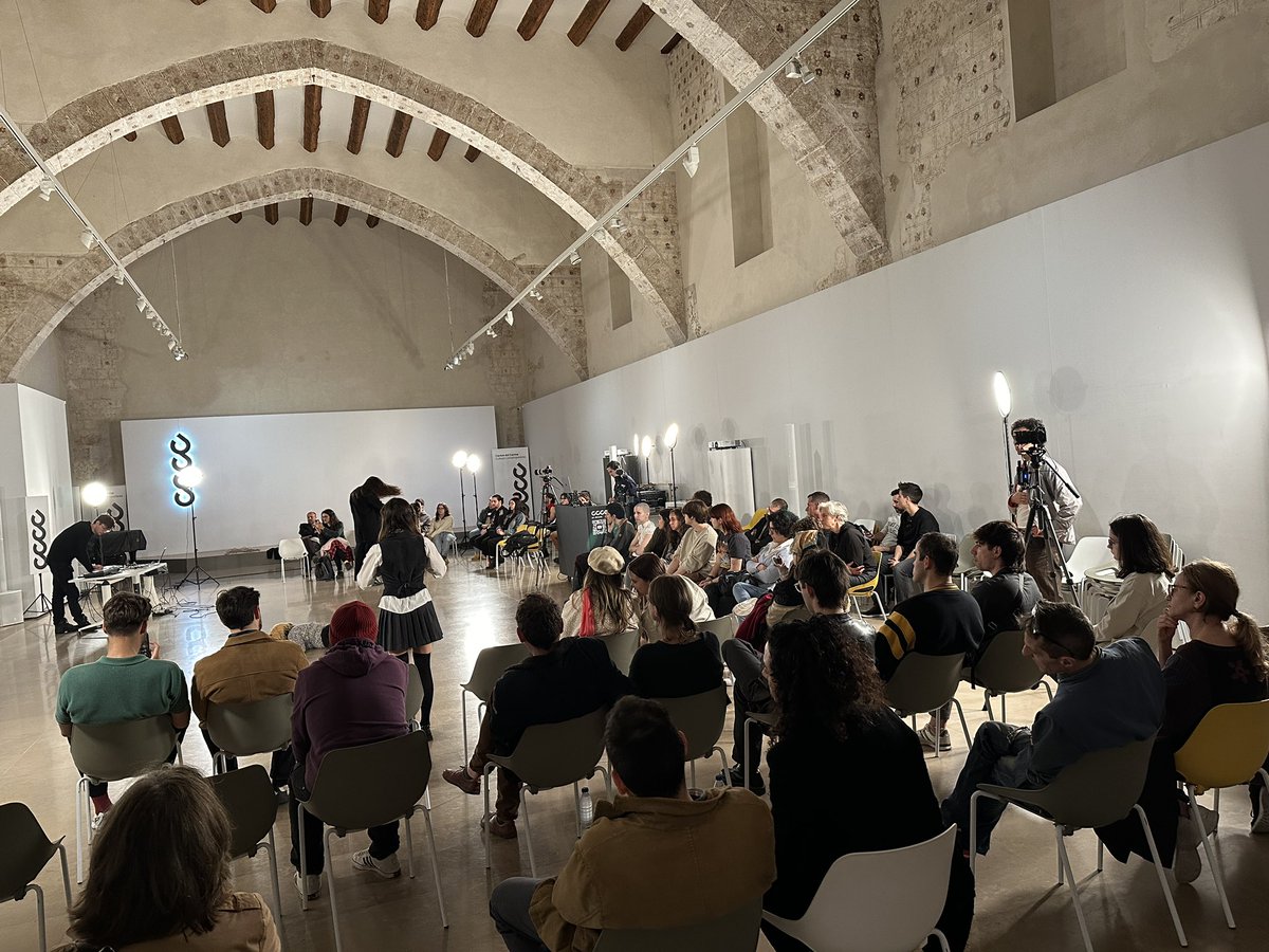 centredelcarme's tweet photo. Hoy disfrutamos de nuestro ciclo #CCCCPerformance Escucha! València con #DiàlegObert y #DominicJasmin.

🎧 El músico de Montreal conversa desde la práctica artística y la electrónica, generando un cruce entre sonido e imagen.

🔴 Síguelo en directo: https://t.co/9weV56WIOh https://t.co/bUdlSU3vw5