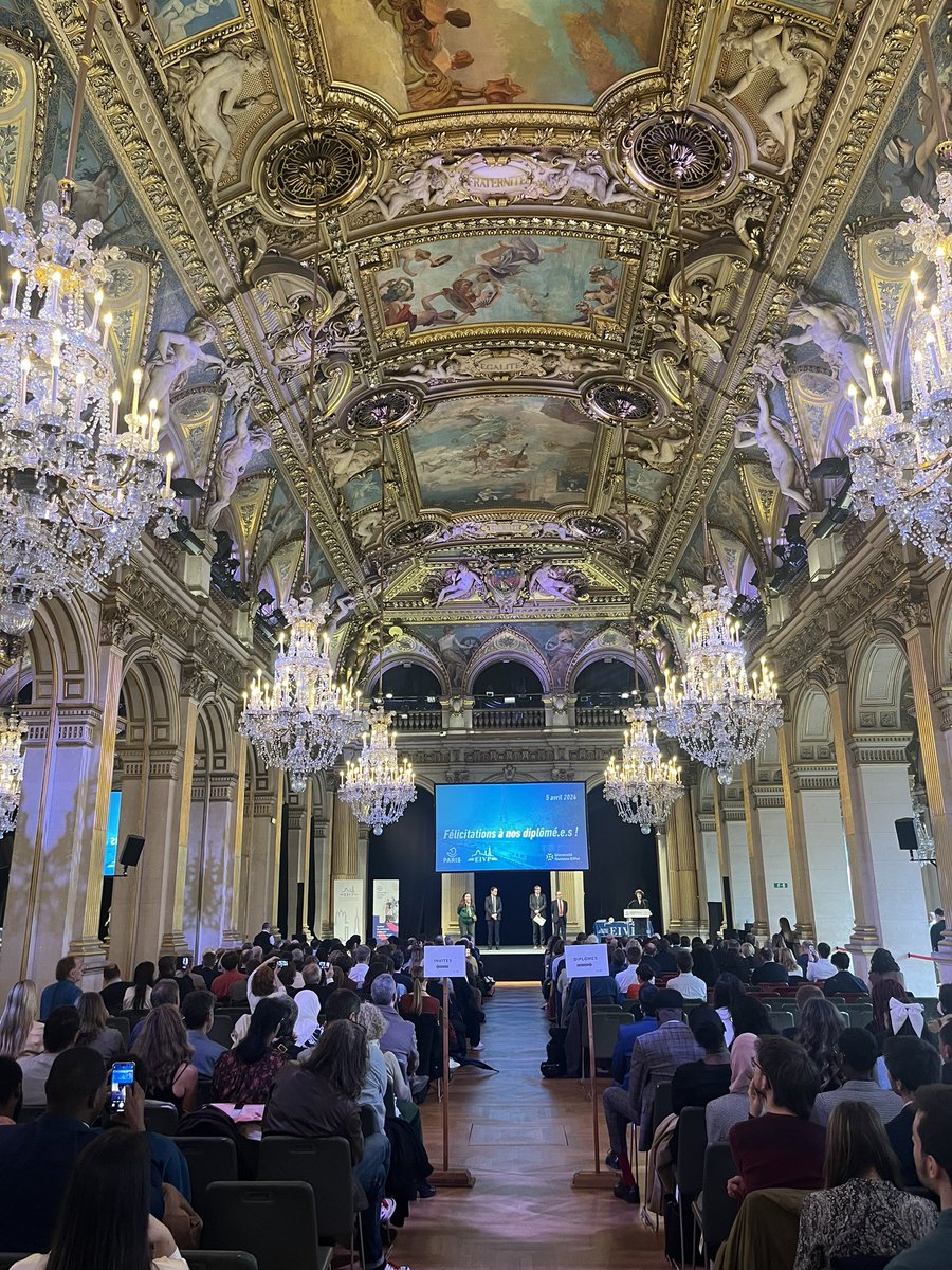 Toutes mes félicitations aux diplômé⸱e⸱s de l’@eivp_paris que nous célébrons aujourd’hui à l’Hôtel de Ville 🎉 Désormais ingénieur⸱e⸱s en génie urbain, ou assistant-architectes, vous participerez à la conception de la ville de demain, une ville durable et résiliante 🏙️🌱