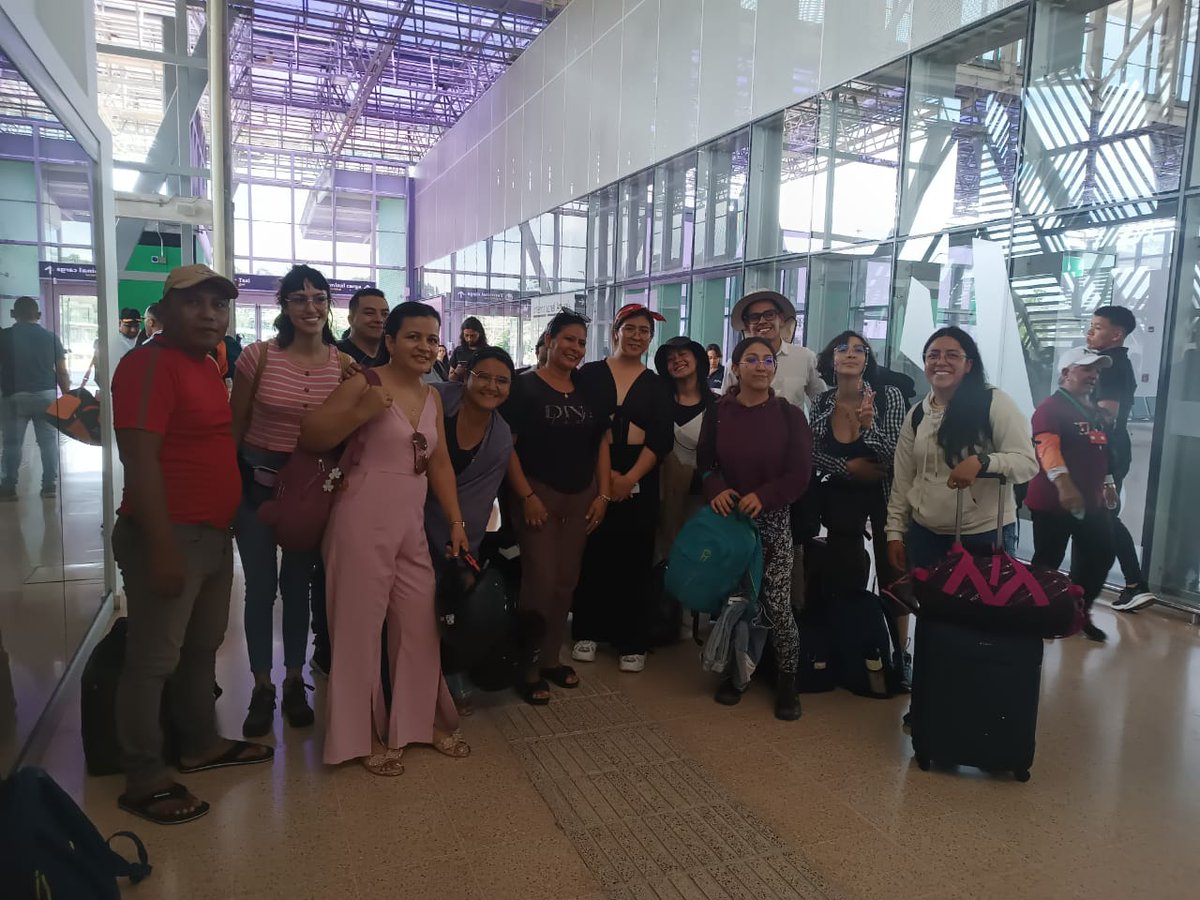 Tutores PTA FI 3.0 de SED Amazonas dando bienvenida a Practicantes Profesionales en Formación Voluntarios, en aeropuerto de Leticia. Sinergias para la Formación Integral, los Centros de Interés y la Educación CRESE <a href="/AuroraVergaraF1/">Aurora Vergara-Figueroa, Ph.D</a> <a href="/OscarG_Sanchez/">Óscar Sánchez J.</a>