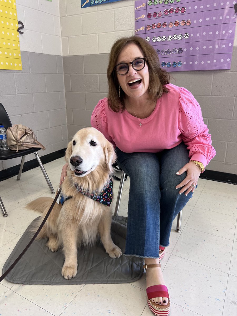 BSE loves our therapy dog, Job!!! Our students love reading to him!!!@drrusselldyer @cville_schools