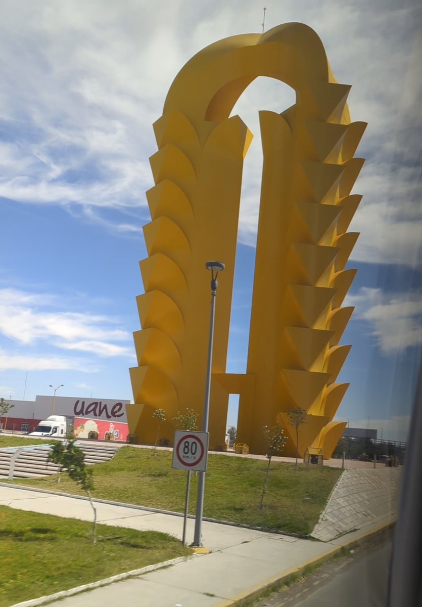 Viendo que el escultor Sebastián anduvo llenando varia ciudad con sus esculturas, acá la Puerta de Coahuila.