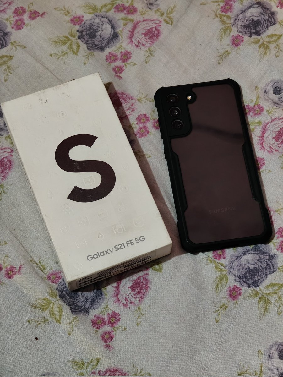 Bought #SamsungGalaxyS21FE #Snapdragon888 again at just 20 k 1 day old. Got this superb deal on OLX & i didn't let the deal go & bought #S21FE 888 at just 20k 
Superb Deal 🎉🎊 
This time the colour is Graphite Black 
How is the deal guys...