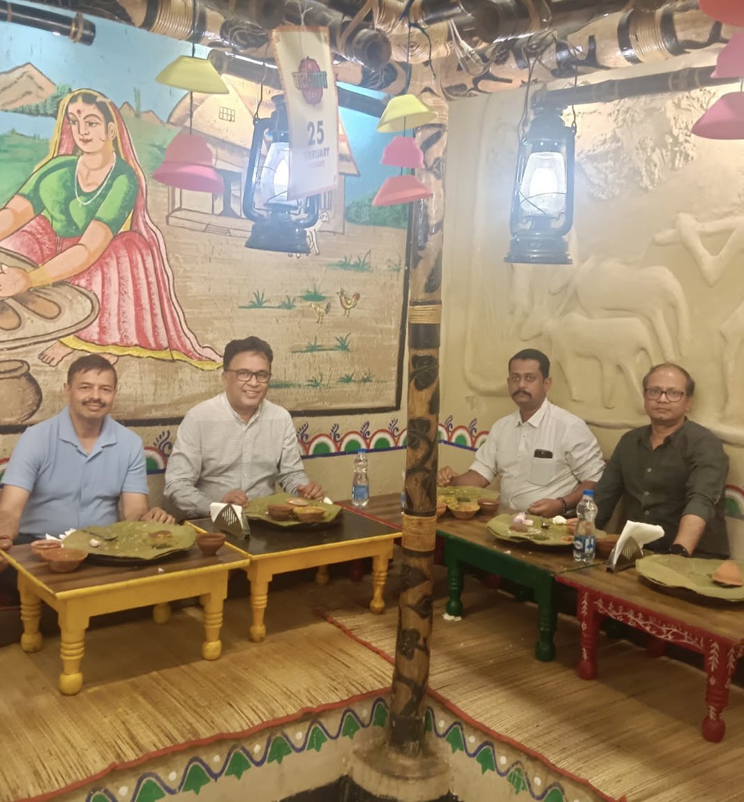 Mattha, Arhar dal, sattu baati, chokha, tamatar chutney… if you do not recognise these in the picture, you need to visit Purvanchal. ‘Working’ lunch treat at #BaatiChokha at #Varanasi , with colleagues.