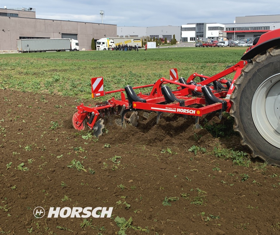 Terrano 3 FX in action in our demogarden 

For shallow tillage it is equipped with MulchMix HM point and wings to break up the crust and clods of top soil, mix in plant residues and cut through volunteer rape plants and weeds at the root. ✔️
