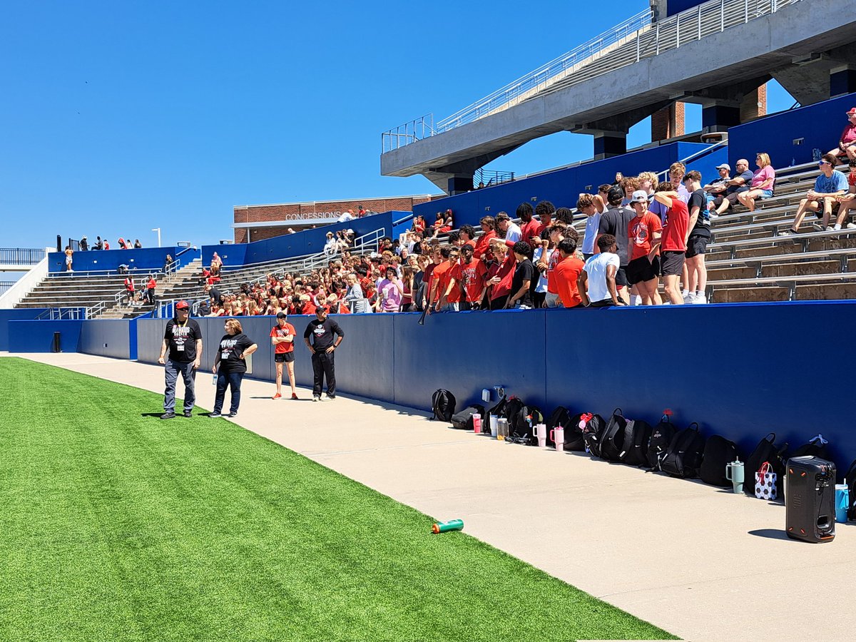 Second regional semifinal coming up in about 5 minutes. @Marcus_MMFCG looking to get back to regional final. They take on Frenship. Winner plays Prosper at 10 a.m. tomorrow. Marcus fans are ready.
