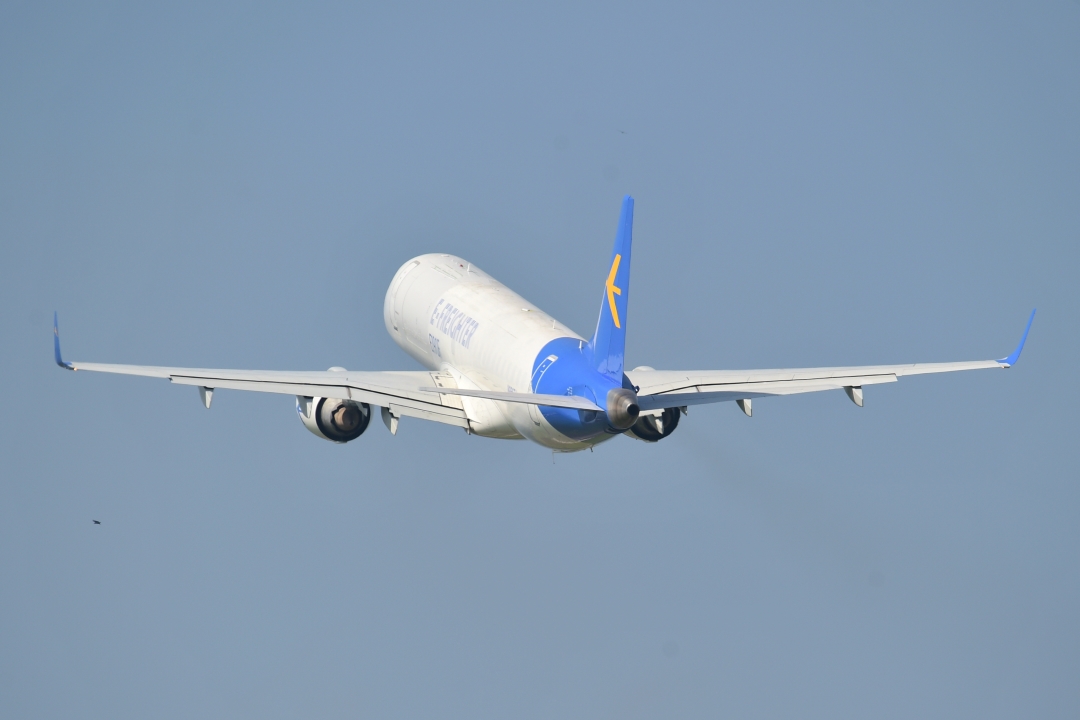 El primer E190F ha realizado con éxito un primer vuelo desde Sao José dos Campos, donde Embraer tiene su principal factoría. El avión ha estado en el aire durante 2 horas durante las cuales los pilotos han comprobado todos los sistemas del avión, iniciándose así una etapa de