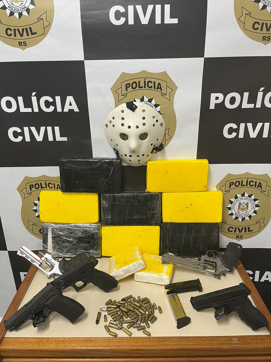 Após dois meses de investigações, Polícia Civil encontra imóvel utilizado como depósito de drogas e armas para organização criminosa na zona norte de Porto Alegre.
Dois suspeitos foram presos em flagrante. 
#Draco_Viamão