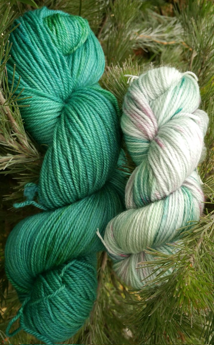 kb2bkb's tweet image. The blue green tones in this sock set would be tempting to use in a small shawl or scarf as well as lace or textured socks.
ebay.com.au/itm/3353350483…
#knitting #yarn #handdyed