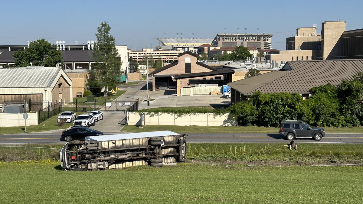 .@LSUPolice is currently diverting traffic on River Road from Aster Street to Skip Bertman Drive as tow crews work to remove an overturned refrigerator truck. Anyone heading to @LSUbaseball v. @VandyBoys for 7:00p should plan accordingly.