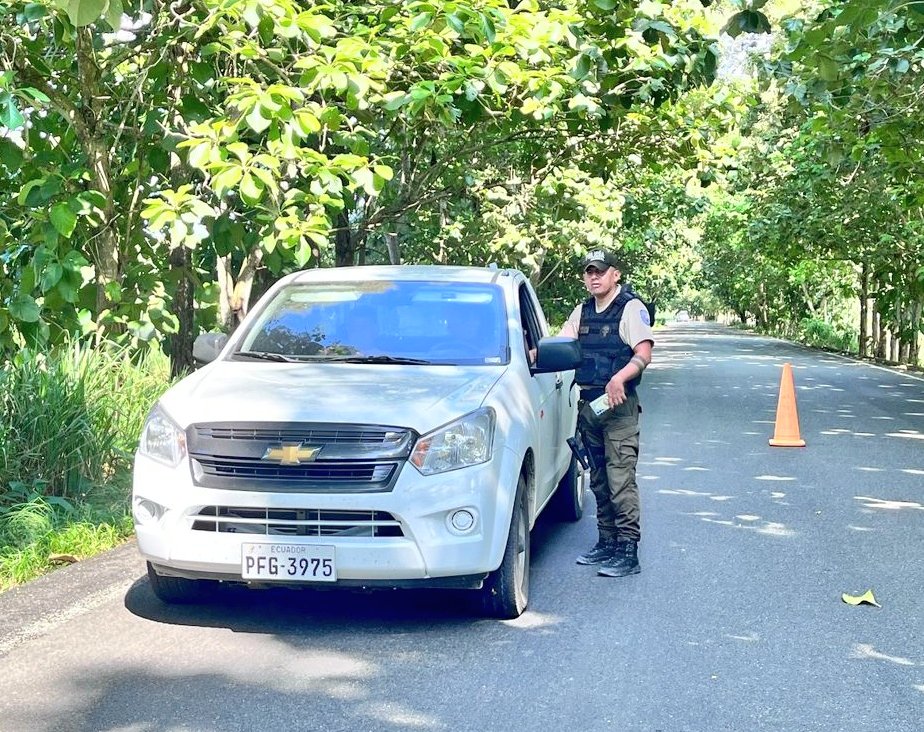 🚨🚓OPERATIVOS ANTIDELINCUENCIALES

Se continúa realizando controles y presencia policial en ejes viales de #RioVerde, #Esmeraldas, a fin de mantener la #SeguridadCiudadana y orden público.

#TrabajamosPorTuSeguridad
#SeguridadCiudadana