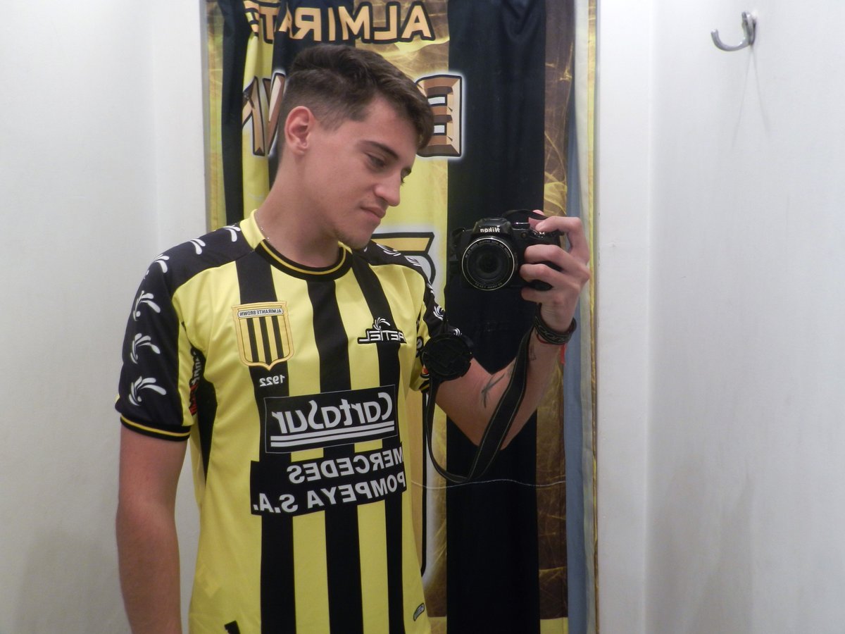 MTahielOK's tweet photo. 💛🖤#Retiel, te envío la dire de casa para los 3 diseños para mi? TALLE M porfa🤣 https://t.co/s8WNG03MCe