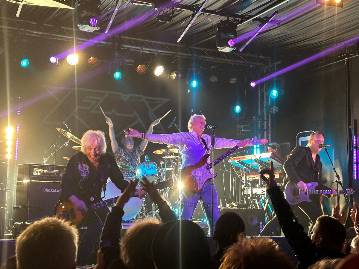 Great night in Brighton @Concorde_2, thanks to everyone for turning up early. Great venue and crew. Top way to start the weekend. Thanks to Mr Ling for the pic. Cheers! #FMlive #oldhabitsdiehard #40thAnniversaryTour #brighton #braverival #concorde #uktour #classicrock