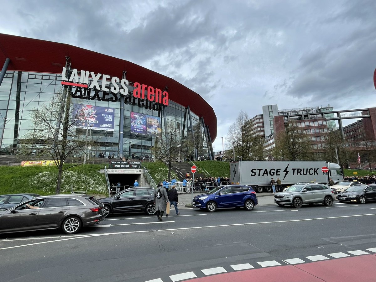 Overworld666's tweet photo. Good evening #Cologne (2/3) #DepecheMode #MementoMoriTour #Lanxessarena https://t.co/OiMQ3squVK