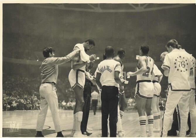 Hal Pastner organizing a time-out for 76ers with a towel for Wilt Chamberlain, Luke Jackson, Wally Jones, Alex Hannum, and Bill Melchionni 60 years ago. Hal is running it back with his grassroots basketball tournaments for all ages #HiTopHoops. Come out and be seen this month…