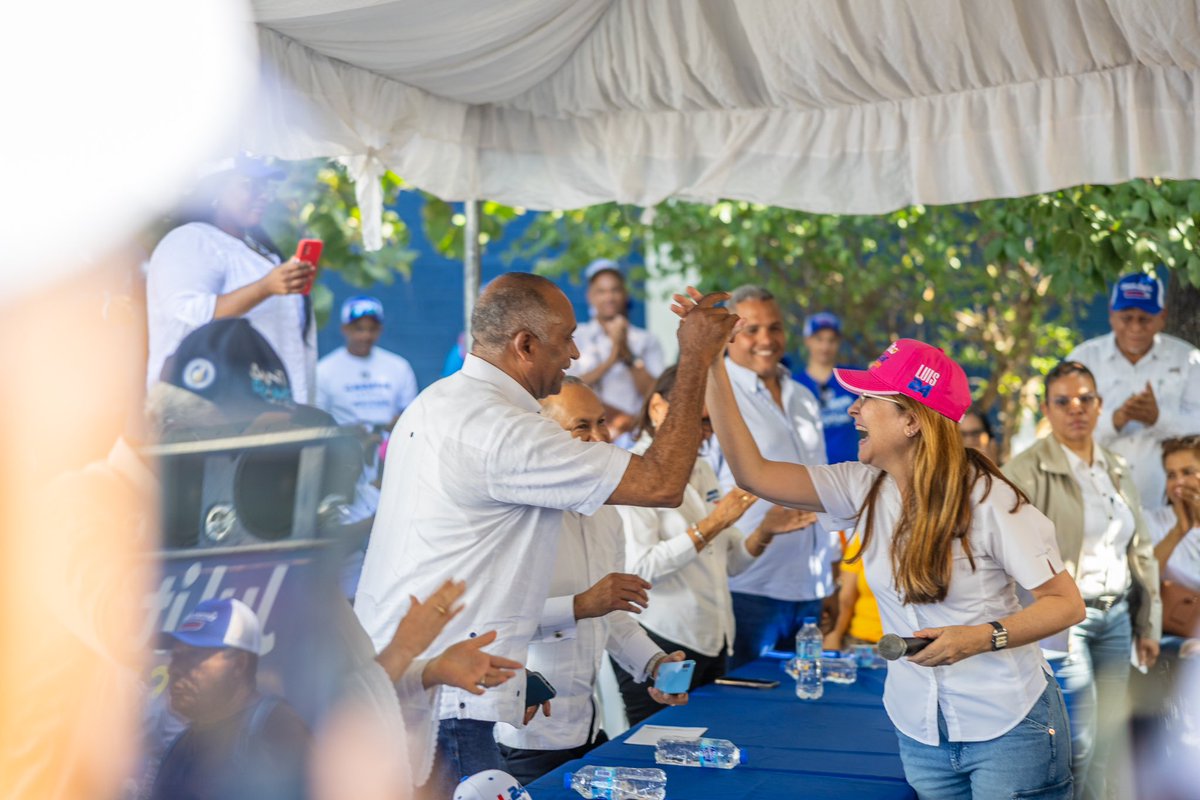 CarolinaMejiaG's tweet photo. Llegamos a la Provincia Peravia a apoyar a nuestro próximo senador @JulitoFulcar junto a nuestro alcalde @santoramirezb, a nuestra gobernadora Yadira Báez y a la dirigencia del PRM aquí. ¡El cambio sigue! https://t.co/BIOIdOIwKJ