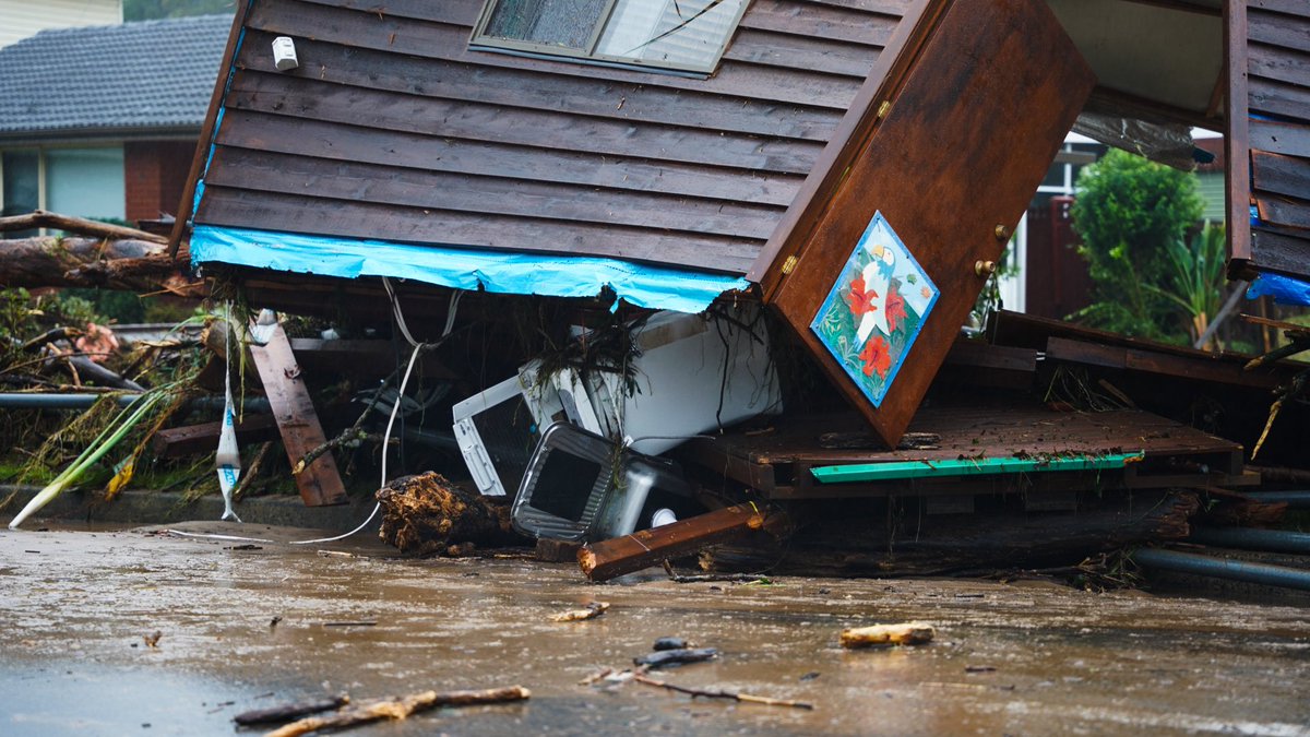 Here are some more photos of the cabin in Figtree which I’m told was lifted off its foundations and carried down the river before colliding with a bridge. It’s incredible the people sleeping inside managed to escape. #NSWfloods @NSWSES