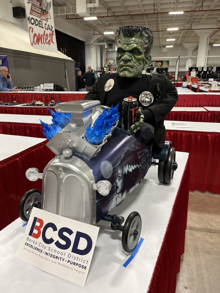 tkukura's tweet photo. The BMHS Titans Art Department representing at the Cleveland Auto-Rama🧡💙Such amazing work by our talented students and dedicated art teacher Tom Conti. Now through Sunday @ixcentercle - if you have a chance stop up and support our Titans. 
@BereaCSD @BCSDWheeler #BeATitan https://t.co/KNi1c5z2sQ