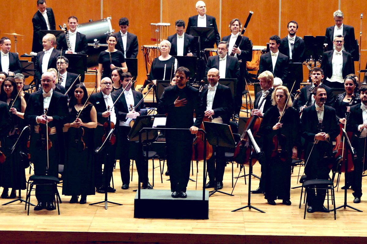 Coll dirige Coll… y #ospa. Inspiradora noche con el maestro @FcoColl en el @AuditorioOVD. 🥰 #OSPA