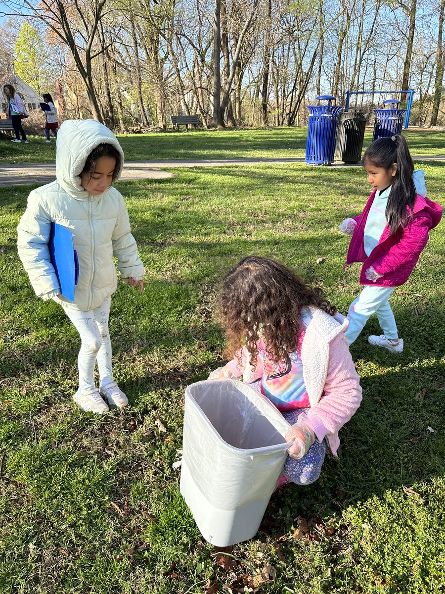 Today @RandolphStars 1st graders took a walking field trip to a nearby park🌳🗑️♻️Students collected data & made observations about natural resources & pollution. #HowWeExpressOurselves @RandolphIBStars @APSscience @APSMath @Mrs_Karian @Ms_LydasRoom #FunInFirst #FirstGradeRocks
