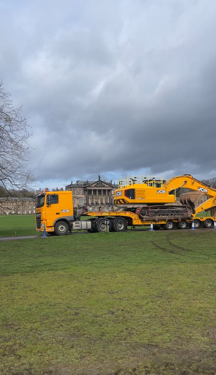 Agrigriff's tweet image. That moment two of your worlds collide heavily on a single weekend! 370X being dropped at Wentworth Woodhouse! #wentworthwoodhouse #operatorchallenge #Xseries #JCB
