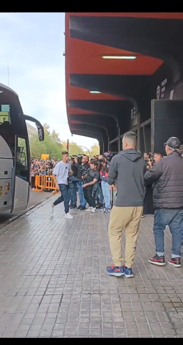 Honor a <a href="/gpaulista5/">Gabriel Paulista</a>. No sé si habrán ido los Mendieta, Villa....etc, pero este tío se ha recorrido 360KM para ver el partido de las leyendas del <a href="/valenciacf/">Valencia CF</a>, se ha metido en el autobús con ellos como uno más (único en activo ahí).Sólo puedo decirte GRACIAS Gabriel, UNO DI NOI 🦇.