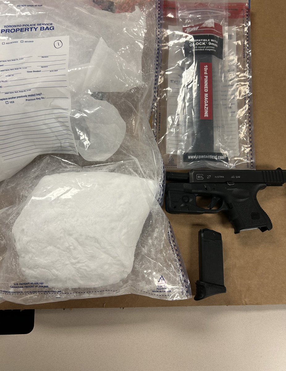 Well, here we go again, another day & another illegal #gun seized along with 1kg of cocaine by our @TPS43Div officers. This gun even had a laser sight. Thanks to some long hours and great police work, this gun toting #drug dealer won’t get to push his cocaine in our communities.