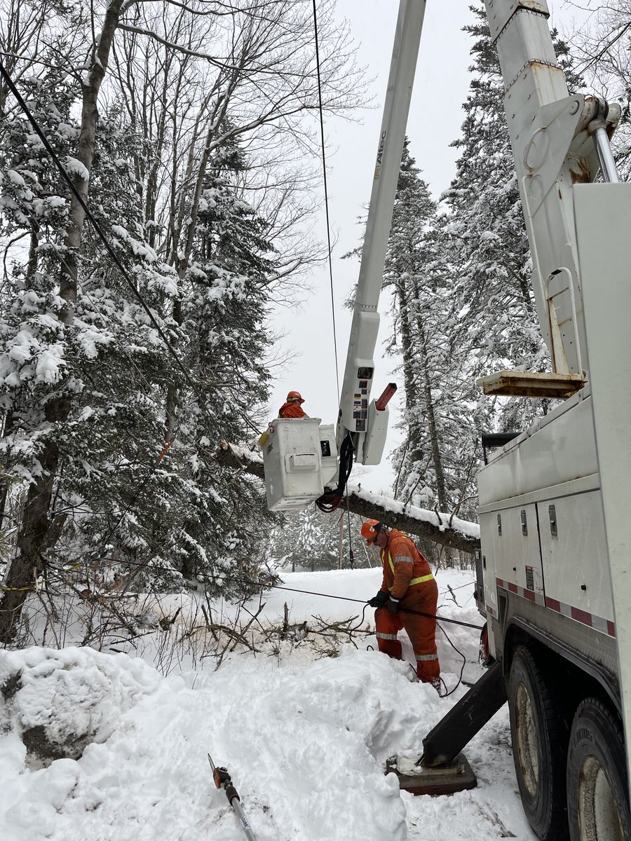 GreenMtnPower's tweet photo. Storm Update: Crews are making a lot of progress after the high winds and devastating heavy wet snow hit #vt and the entire northeast.
They have restored power to 81,000 customers, with about 3500 to go. 🧵⬇️ 1/2 https://t.co/EozFT6fkTc