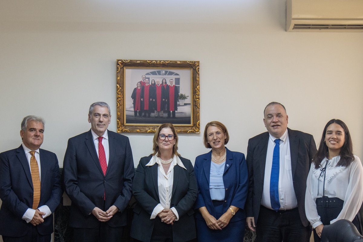 👩🏿‍⚖️La Presidenta de la Corte IDH, Jueza Nancy Hernández López, se reunió con el distinguido Embajador de Grecia🇬🇷 en Panamá, Sr. Efthymios Efthymiades, acompañado por la delegación griega compuesta por la Sra. Katerina Dimidi, el Sr. Antonio Taquis y el Sr. Stefanos Koulouthros.