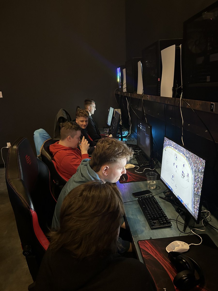 The guys are getting ready for the World Final tomorrow with some practice games at a local gaming place in Brooklyn🎮 @EkiOriginal @DeeksNHL @temppanen_ @PolgzNHL @YungGren #NHL24WC