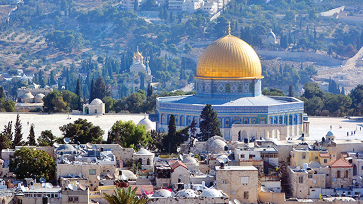 الفلسطينيون يقاومون أبشع احتلال منذ اكثر من 70 عاما لتحرير ارضهم وإقامة دولتهم وعاصمتها القدس ويرحبون بمن يدعمهم بالمال والسلاح كان سنيا او شيعيا ، أما محاولات ربط المقاومة باهداف طائفية شيعية او اخوانية فهي كذبة كبيرة من صنع الحلف العربي الاماراتي الصهيوني لمنع تحرير #فلسطين؟