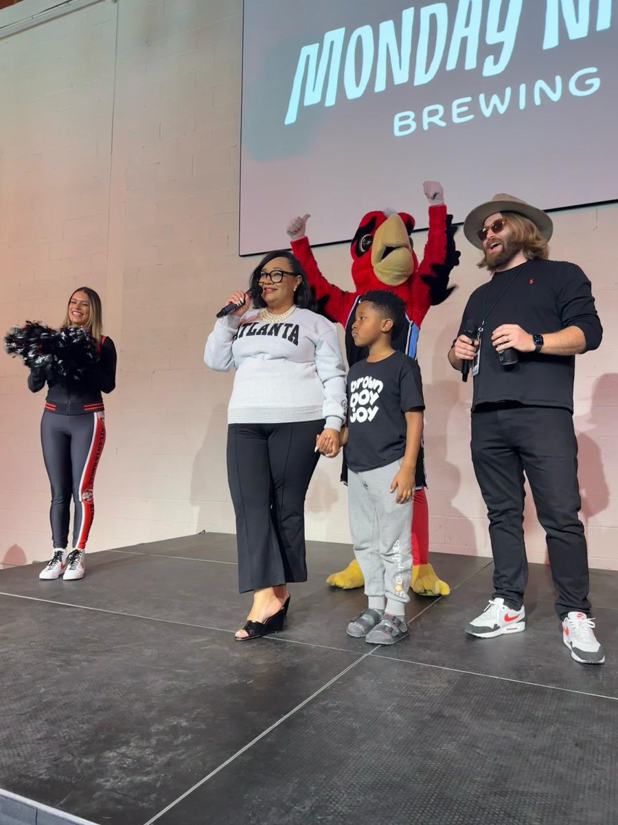 RepNikema's tweet image. One thing about Atlanta: we party with a purpose! 🎉 Presenting $20K in scholarship funds for students of the Atlanta University Center during @butter_atlanta’s #404Day Block Party.