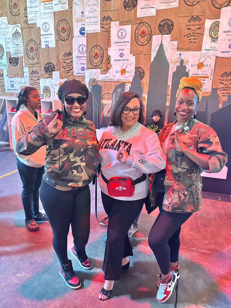 RepNikema's tweet image. One thing about Atlanta: we party with a purpose! 🎉 Presenting $20K in scholarship funds for students of the Atlanta University Center during @butter_atlanta’s #404Day Block Party.