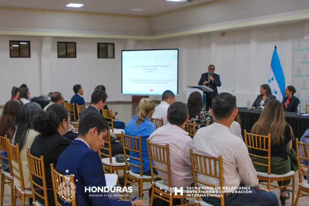 CancilleriaHN's tweet photo. 📌| La @CancilleriaHN, en alianza con el Servicio Nacional de Sanidad Agropecuaria (SENASA), y el Instituto Hondureño del Caté (IHCAFE), desarrollaron una capacitación sobre cómo exportar café a la República Popular China. 

Leer: https://t.co/J61YojLnBC https://t.co/hveG4lbCwX