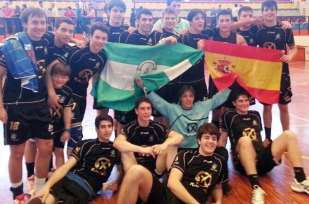 josemix1976's tweet photo. El tiempo pasa, pero las cosas buenas no se olvidan. Hoy se cumplen 10 años del Campeonato de Andalucía logrado por los juveniles del @AngelXimenezBM. Orgulloso de ser delegado de aquel brillante equipo que fue 5° de España. Enormes como jugadores y como personas. #Compadres https://t.co/0DfzhMi8HR